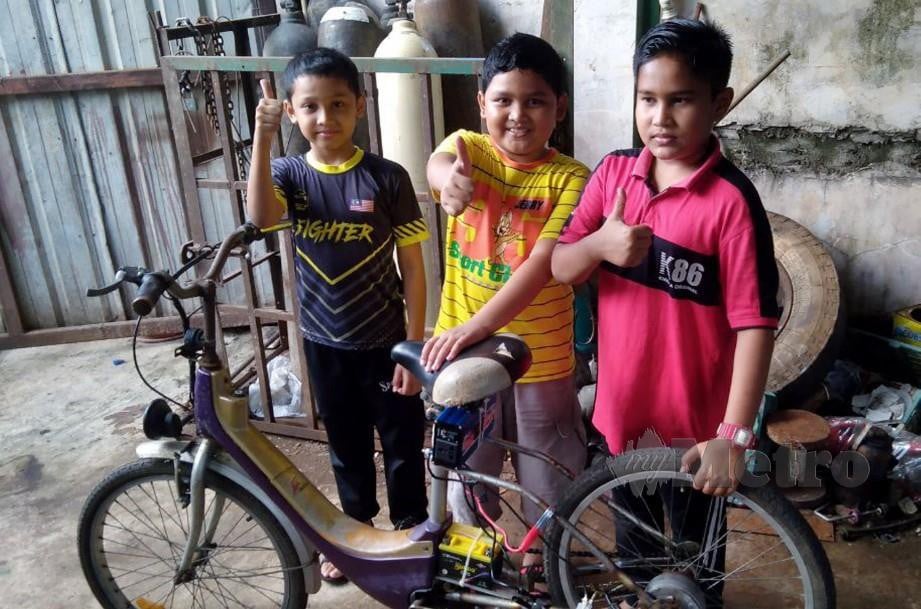 SHAHMEER (kanan),  Shaheer (tengah) dan Shazlan mencipta Basikal Pengecas atau dikenali Ecosegar-Enviro Cycle Charger. FOTO Rosman Shamsudin