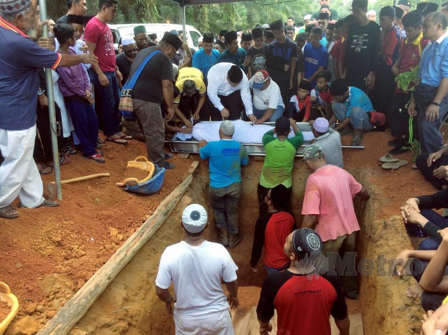 JENAZAH tiga pelajar dikebumikan di Tanah Perkuburan Islam Gugusan FELDA Lok Heng, Kota Tinggi. FOTO Nurul Amanina Suhaini