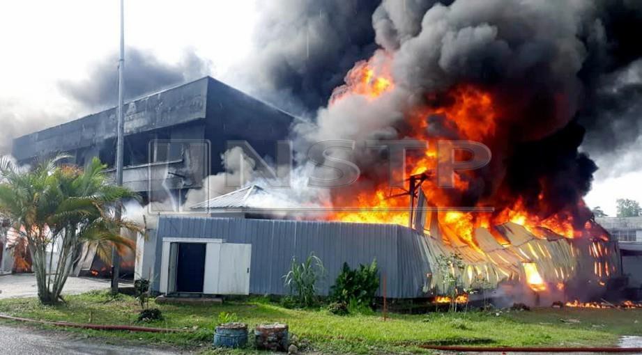 Kebakaran membabitkan tiga kilang membuat plastik di Bukit Sentosa. FOTO Ihsan Pembaca 