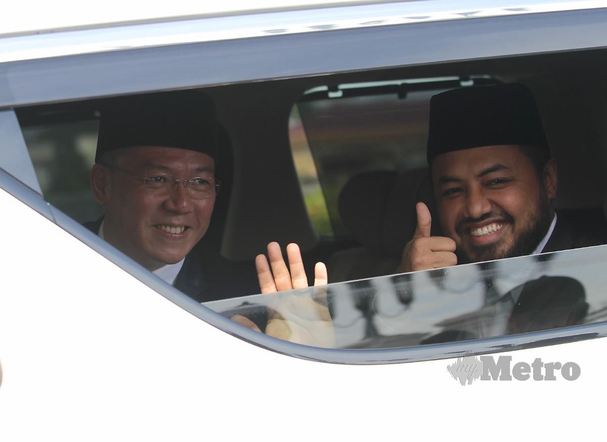 PENGERUSI DAP Perak, Nga Kor Ming (kiri) bersama Pengerusi PKR Perak, Farhash Wafa Salvador Rizal Mubarak melambaikan tangan ketika hadir menghadap sembah Sultan Perak di Istana Kinta pada 4 Disember lalu. FOTO Sharul Hafiz Zam