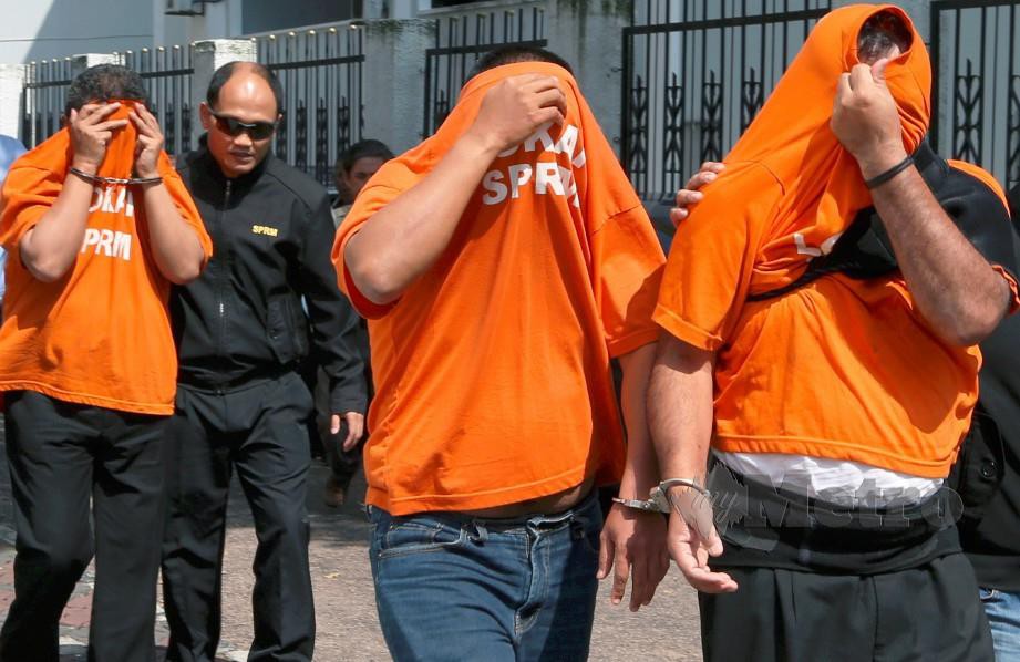 TIGA individu ditahan SPRM kerana disyaki bersubahat membuat tuntutan palsu direman lima hari bagi membantu siasatan di Mahkamah Johor Bahru. FOTO Mohd Azren Jamaludin