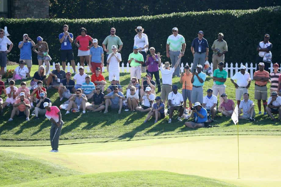 TIGER Woods sedang melakukan pukulan pada hari pertama kejohanan AS PGA Quicken Loans National. Foto AFP  
