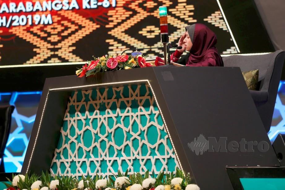 NOR Farhatul Fairuzah memperdengarkan bacaan Al-Quran pada Majlis Tilawah dan Menghafaz Al-Quran Peringkat Antarabangsa ke-61, di Pusat Konvesnyen Kuala Lumpur. FOTO Zunnur Al Shafiq