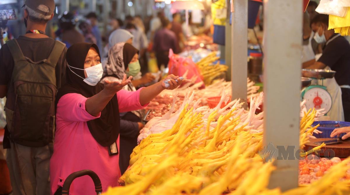 Seorang pelanggan kelihatan marah selepas tidak dapat membeli ayam yang telah habis selepas bekalan ayam yang diterima kurang dari kebiasaannya ketika tinjauan bekalan ayam di Pasar Chow kit, Kuala Lumpur berikutan penutupan kilang ayam. FOTO MOHAMAD SHAHRIL BADRI SAALI