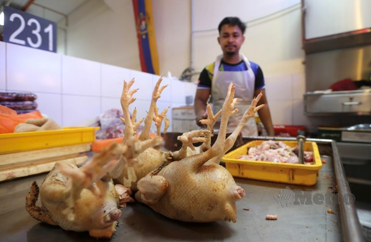 PENIAGA di Pasar Harian Selayang hanya menyediakan ayam yang ditempah pelanggan. FOTO Mohamad Shahril Badri Saali