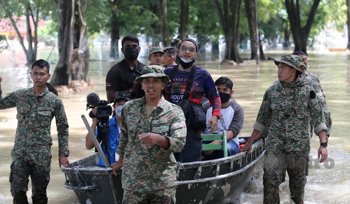 Keadaan mangsa banjir di Taman Sri Muda, Seksyen 25, Shah Alam yang terkandas akibat banjir sejak Sabtu lalu. FOTO ASWADI ALIAS.