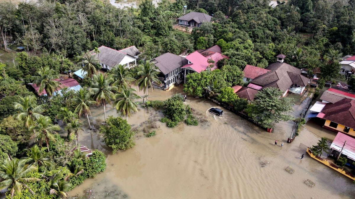 KAMPUNG Serongga, Pasir Mas kembali terkesan banjir berikutan limpahan air sungai. FOTO Bernama 
