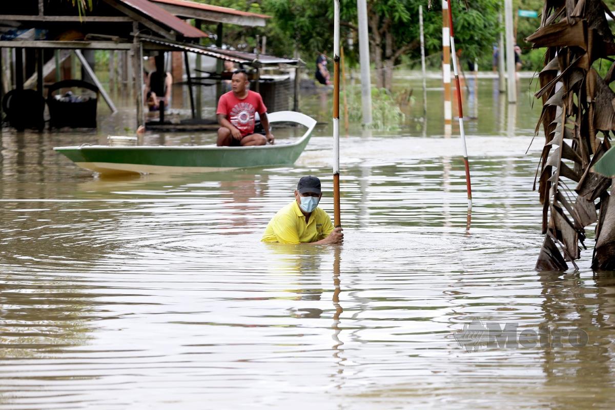 TINJAUAN kejadian banjir di kawasan Tebakang Dayak dan Tebakan Melayu, berhampiran sempadan Tebedu, Serian, baru-baru ini, FOTO NADIM BOKHARI