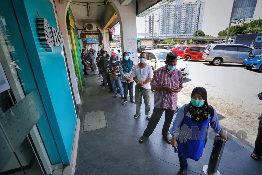 Berbaris panjang ambil wang  Harian Metro