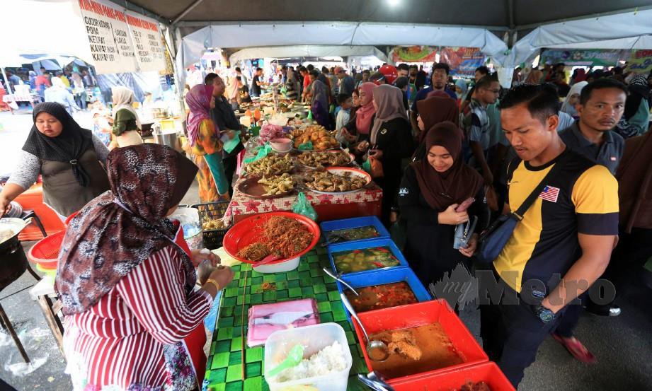Gambar fail, Bazar Ramadan Pasar Batu Enam, Kuala Terengganu. FOTO Arkib NSTP.