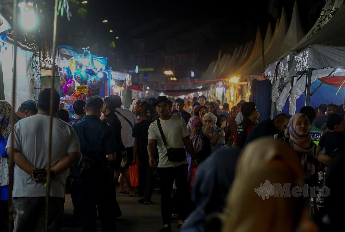 ORANG ramai berkunjung di Bazar Raya Dataran Senawang. FOTO Azrul Edham 