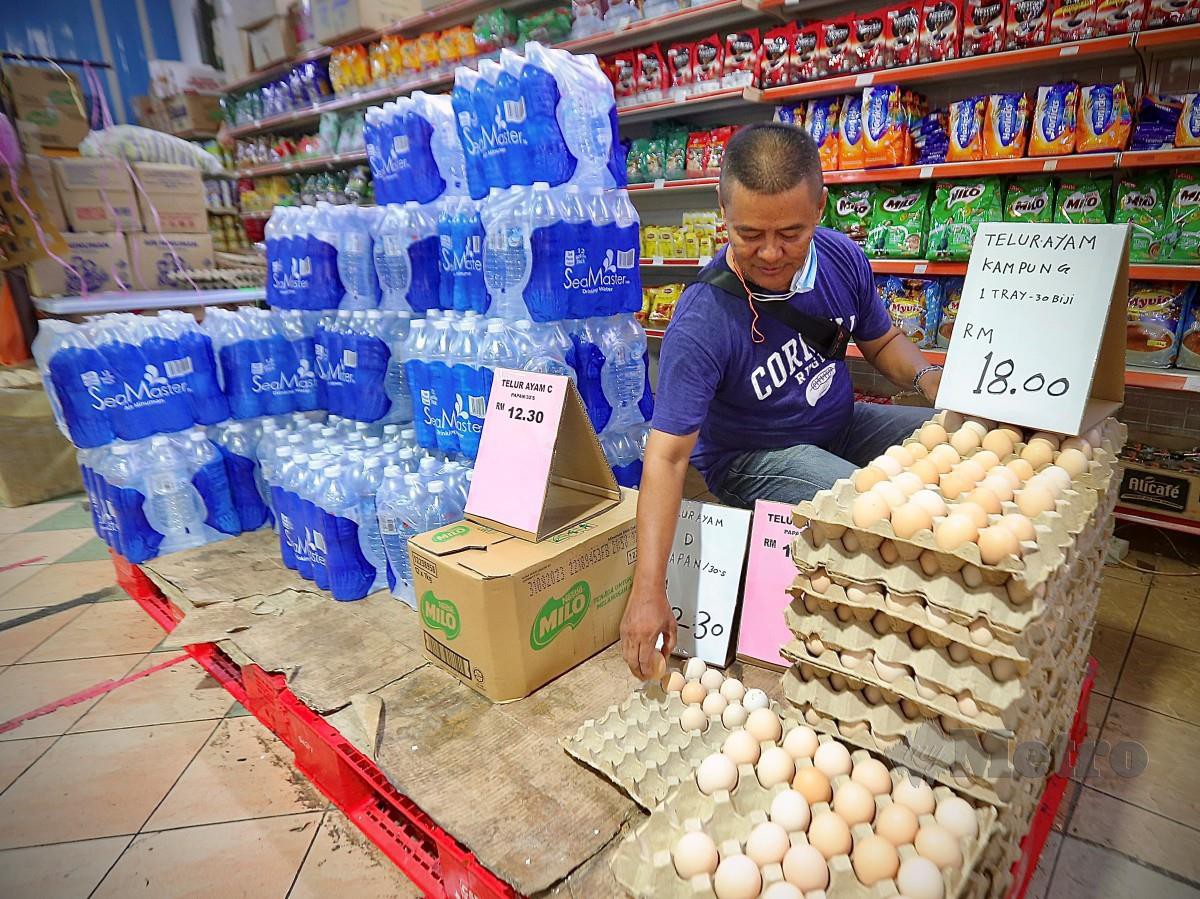 Peniaga, Osman Yusof, 53, ketika ditemui di kedainya di Jalan Raja Hussein, Kuala Lumpur mengakui berdepan masalah bekalan telur ayam sejak dua bulan lalu. FOTO Azhar Ramli