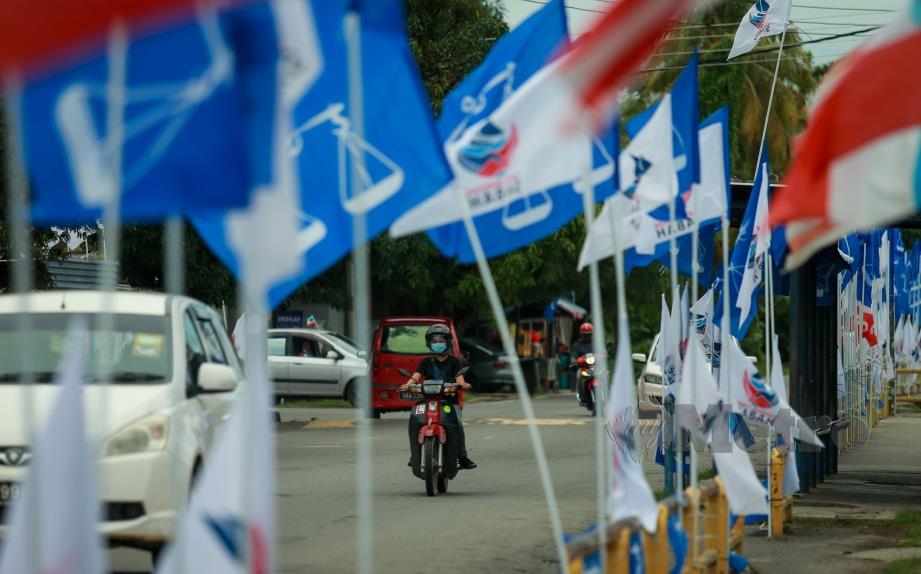 Suasana Pilihan Negeri (PRN) meriah dengan perang bendera di Kampung Likas. FOTO ASWADI ALIAS