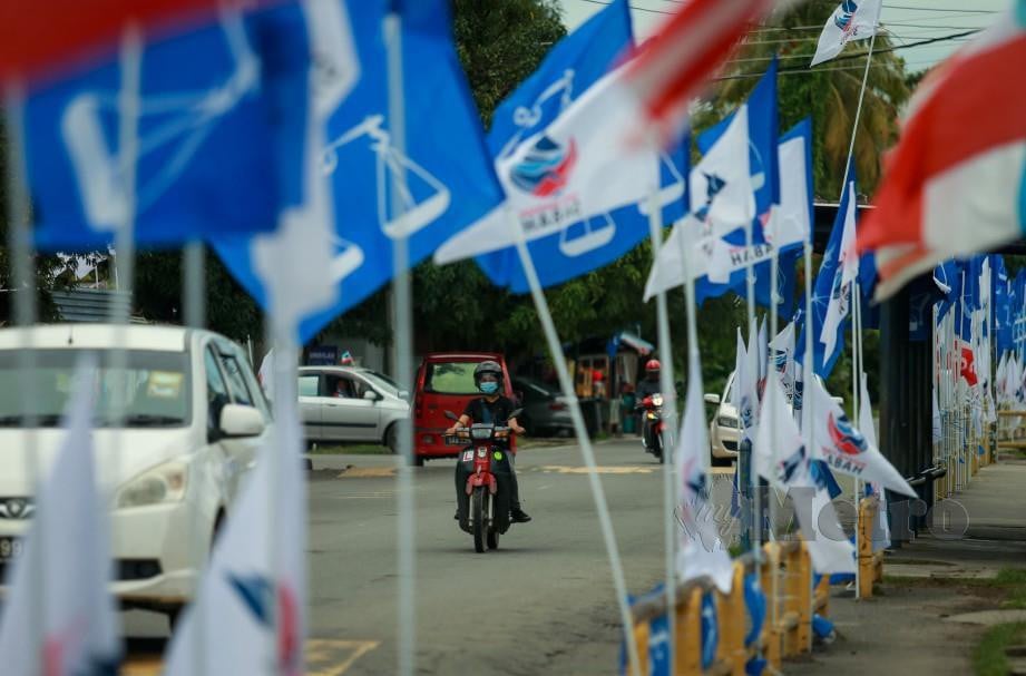 SUASANA Pilihan Negeri (PRN) meriah dengan perang bendera di Kampung Likas. FOTO Aswadi Alias