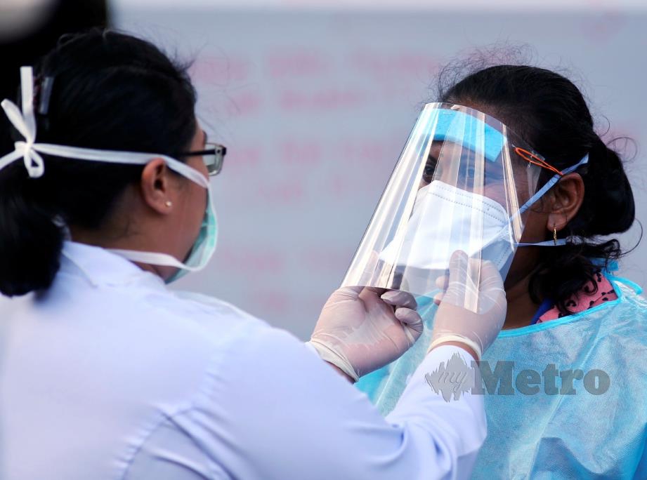 JURURAWAT memakai pelindung muka sebagai langkah berjaga-jaga daripada penyebaran wabak Covid-19. FOTO Fathil Asri