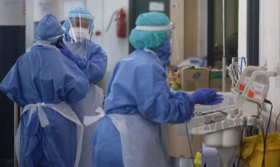 PETUGAS kesihatan membabitkan doktor dan jururawat bertugas di wad menempatkan pesakit Covid-19 di Hospital Kuala Lumpur. FOTO MOHAMAD SHAHRIL BADRI SAALI