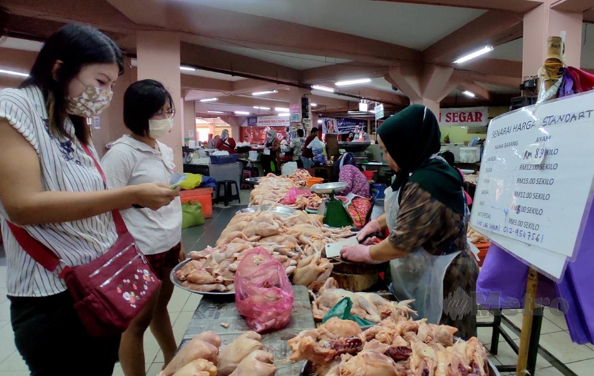 PENIAGA ayam di Pasar Besar Siti Khadijah mendakwa harga ayam mula naik mendadak sejak seminggu lalu menyebabkan mereka terpaksa menaikkan harga jualan. FOTO NIK ABDULLAH NIK OMAR