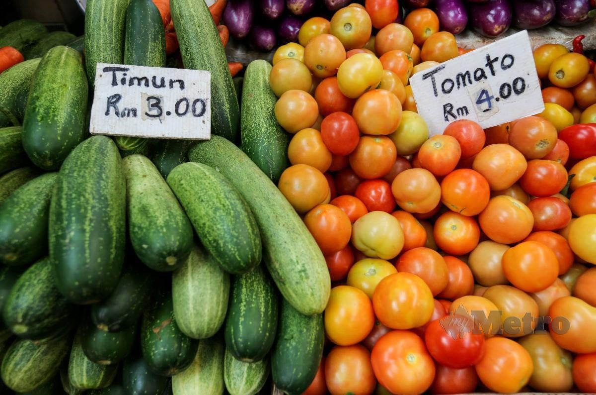 KEADAAN semasa harga timun dan tomato di pasar Chow Kit. FOTO Aswadi Alias