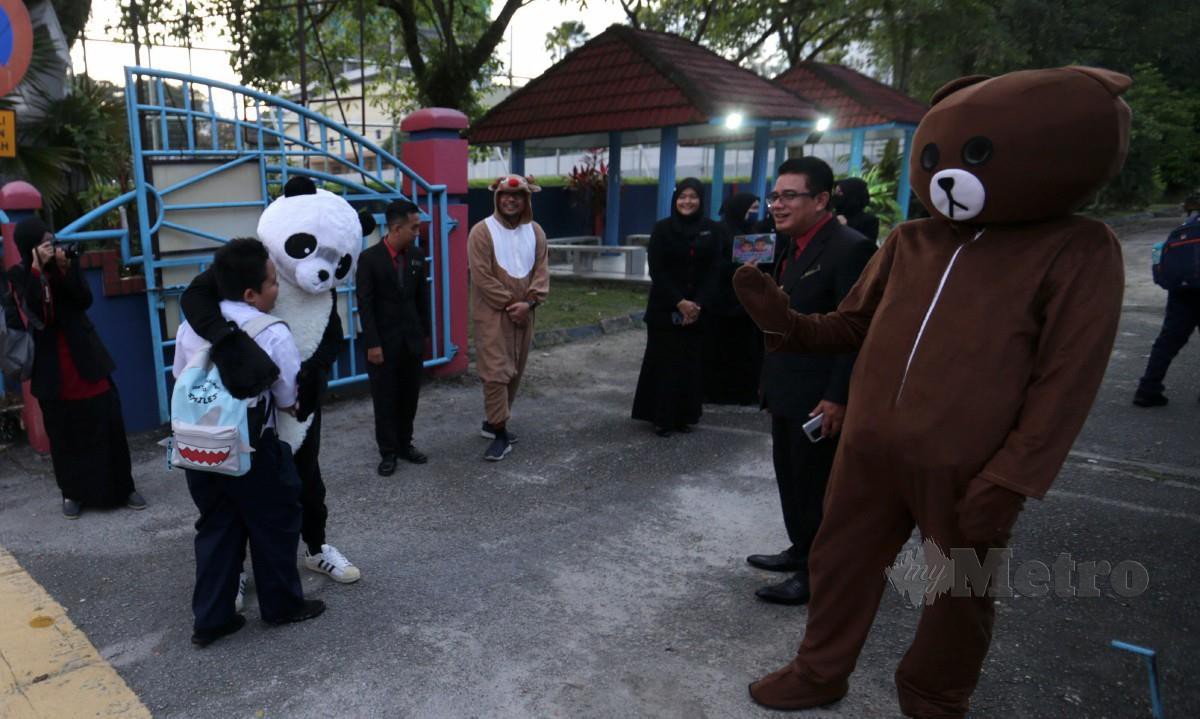 MURID disambut dengan maskot ketika hadir sesi persekolahan baru di SK Desa Tasik. FOTO Mohamad Shahril Badri Saali