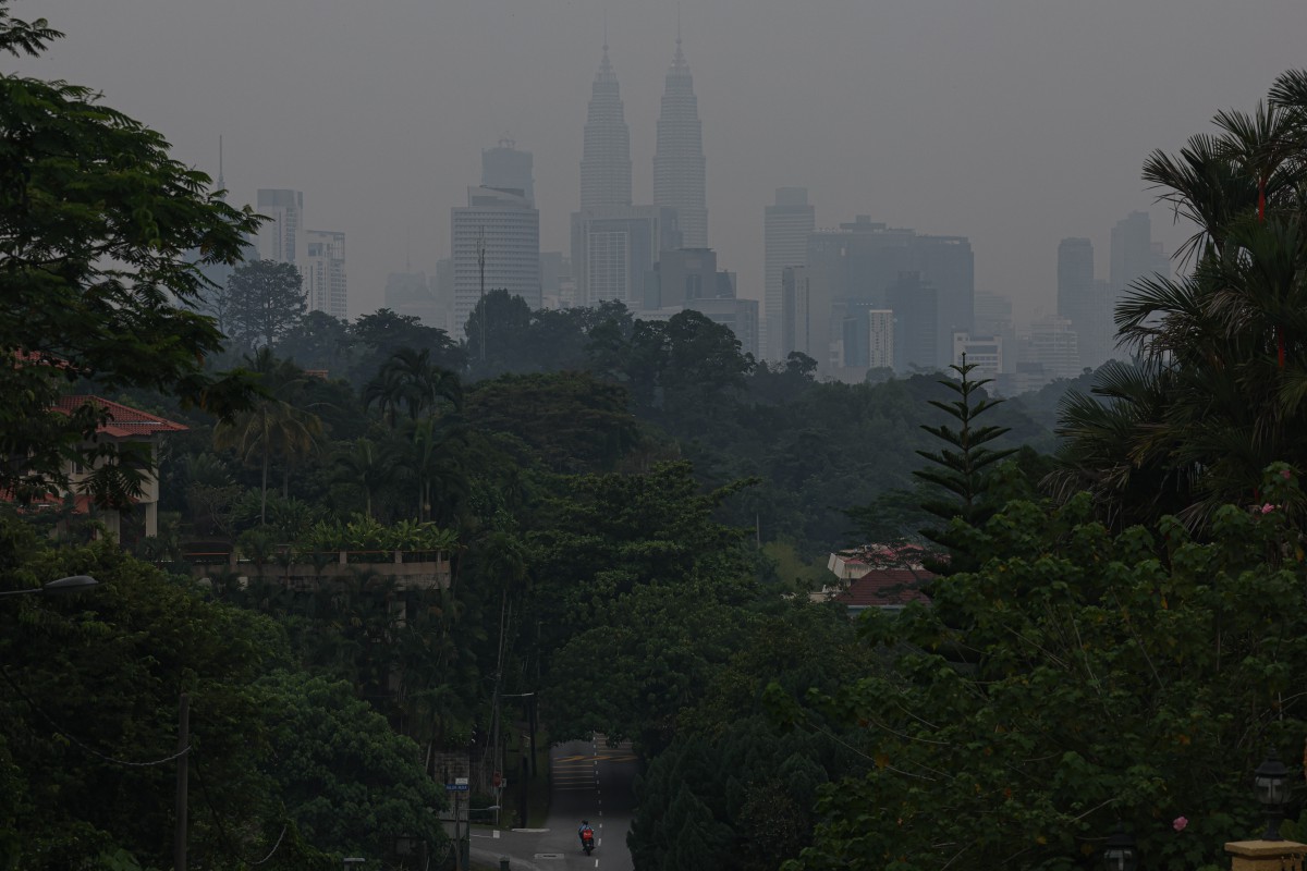 PEMANDANGAN di sekitar Kuala Lumpur semalam yang terjejas akibat situasi berjerebu. FOTO Bernama 