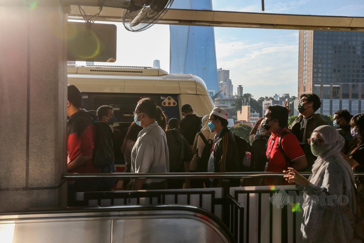 Kelihatan orang ramai beratur untuk menaiki train pada tinjauan waktu puncak orang ramai pergi ke tempat kerja di LRT stesen Pasar Seni. FOTO ASWADI ALIAS