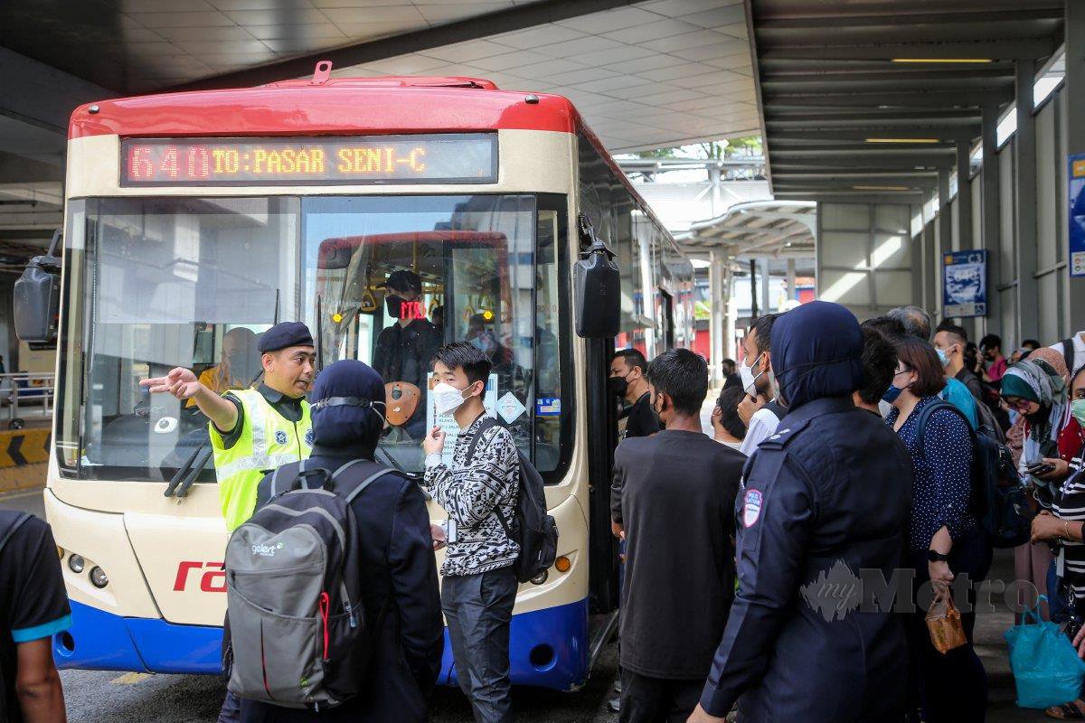 PENGGUNA LRT menggunakan bas perantara percuma di hadapan Stesen LRT Pasar Seni ketika laluan LRT Kelana Jaya ditutup sementara susulan masalah teknikal. FOTO Aswadi Alias