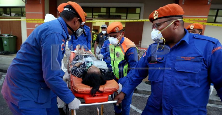 MANGSA yang dipercayai terhidu gas kimia berbahaya dibawa ke HSI selepas mendapatkan rawatan awal di Dewan Komuniti Taman Pasir Putih, Pasir Gudang. FOTO Mohd Azren Jamaludin.