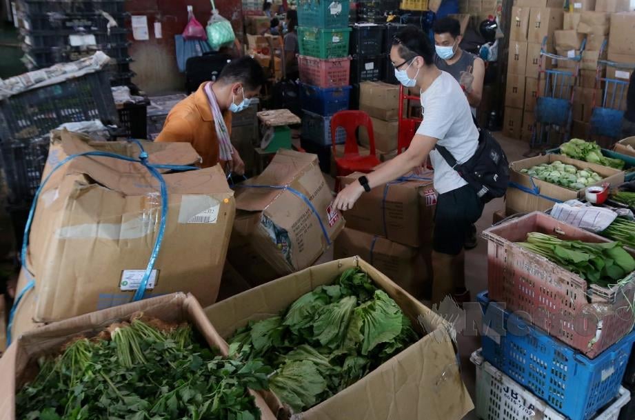 SEBAHAGIAN penolak sayur warga tempatan yang bekerja di Pasar Borong Kuala Lumpur ketika tinjauan pekerja warga tempatan di pasar berkenaan. FOTO Mohd Yusni Ariffin