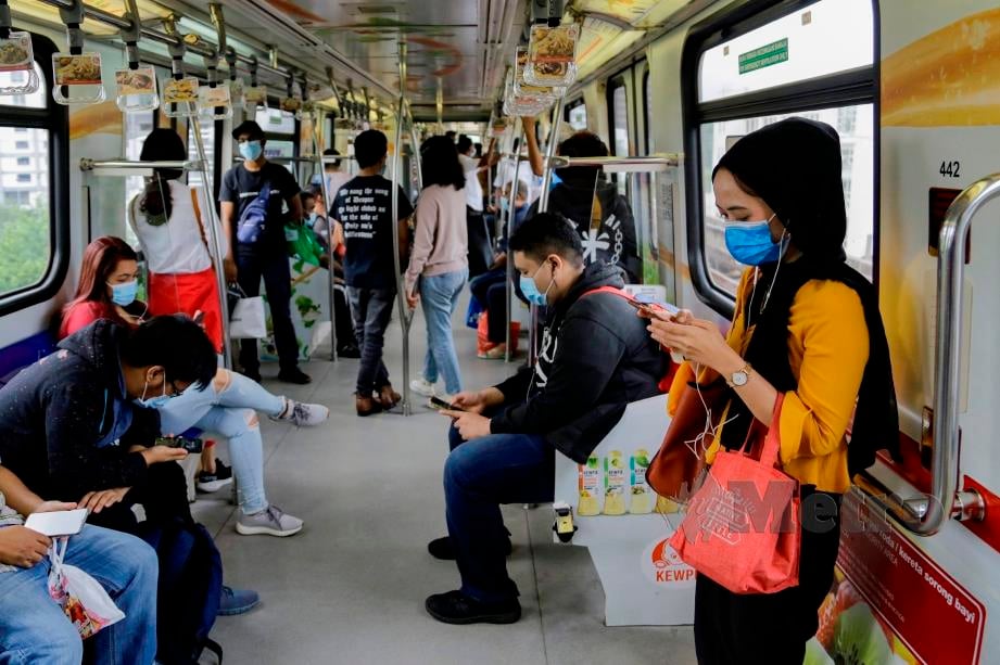 Orang awam yang menaiki tren LRT dilihat mematuhi prosedur operasi standard (SOP) dengan memakai pelitup muka ketika tinjauan pencegahan penularan wabak COVID-19 di LRT Masjid Jamek, Kuala Lumpur. FOTO AIZUDDIN SAAD