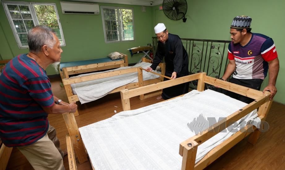 MUDIR, Mohd Zahid Mahmood, mengukur jarak antara katil untuk penghuni asrama bagi mengikut prosedur operasi standard (SOP) selepas kerajaan mengumumkan pembukaan semula Pusat Tahfiz yang berdaftar ketika Perintah Kawalan Pergerakan Pemulihan (PKPP) di Pusat Tahfiz Darul Quran Ittifaqiyah, Datuk Keramat, Kuala Lumpur. FOTO MOHAMAD SHAHRIL BADRI SAALI