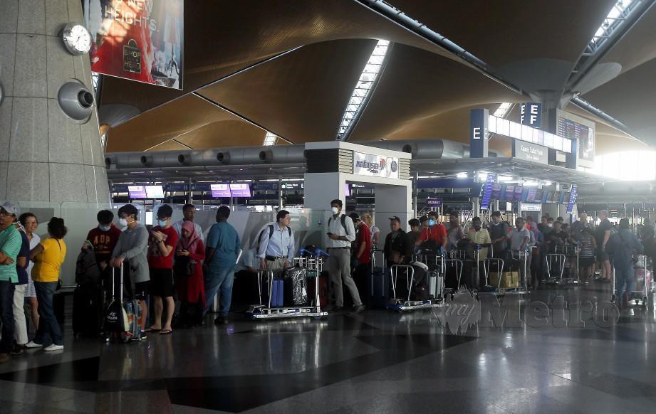 PENUMPANG Malaysia Airline beratur untuk urusan membeli tiket, tuntutan bayaran balik dan menunda penerbangan di KLIA. FOTO Mohd Fadli Hamzah.