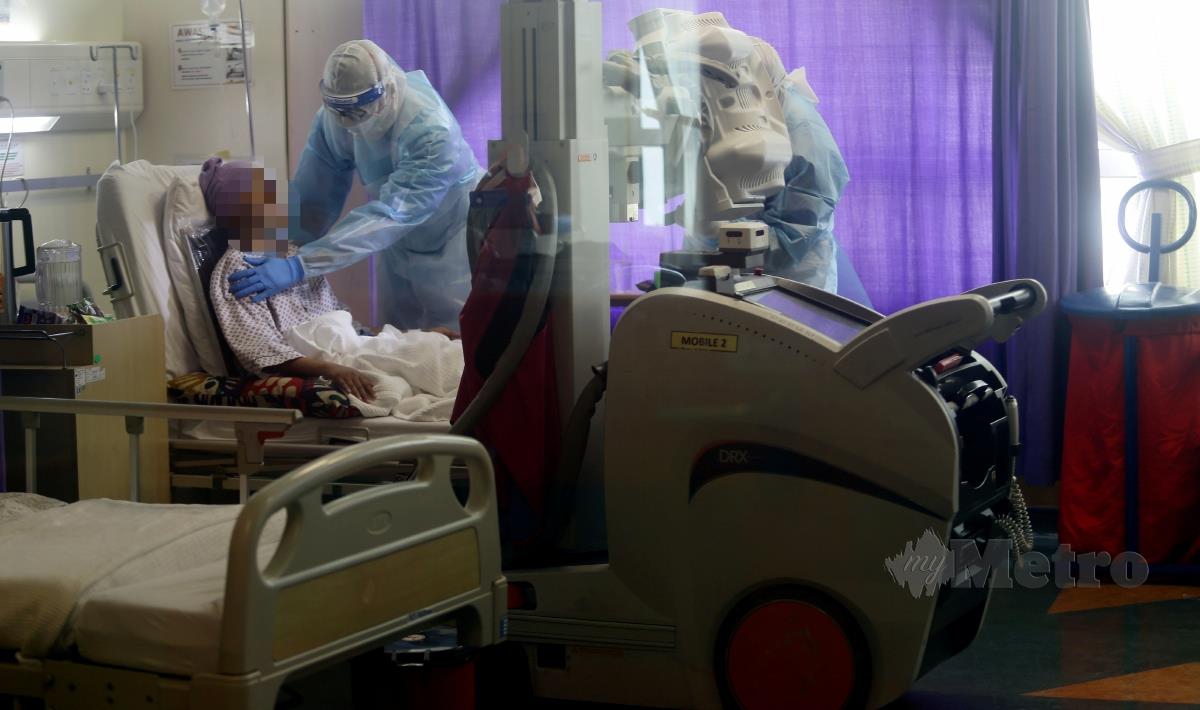 PUTRAJAYA 21 MARCH 2022. Petugas IKN membuat pemeriksaan sinar-X keatas pesakit kanser yang dijangkiti Covid-19 di wad Covid-19 Institut Kanser Negara (IKN) Putrajaya. NSTP/MOHD FADLI HAMZAH