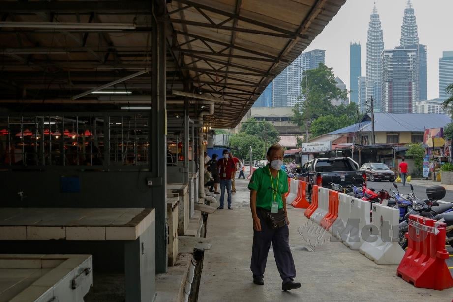 KEADAAN pasar Chow Kit yang lengang walaupun peniaga mula dibenarkan beroperasi semula bermula 6 pagi hingga 2 petang selepas ditutup pada 28 April lalu untuk memberi laluan kepada kerja-kerja menyahkuman sepanjang Perintah Kawalan Pergerakan Bersyarat (PKPB) ketika tinjauan di Pasar Chow Kit, Kuala Lumpur. FOTO Aizuddin Saad