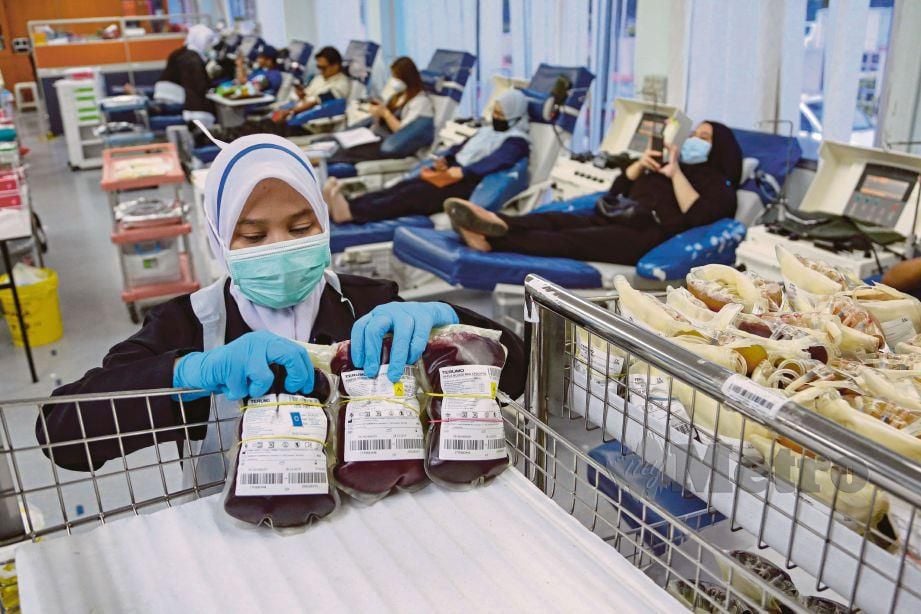 JURURAWAT, Aliyana Ismail, 25, menyusun pek bekalan darah yang diderma orang awamdi Pusat Darah Negara, Kuala Lumpur, 14 April lalu. FOTO Aizuddin Saad