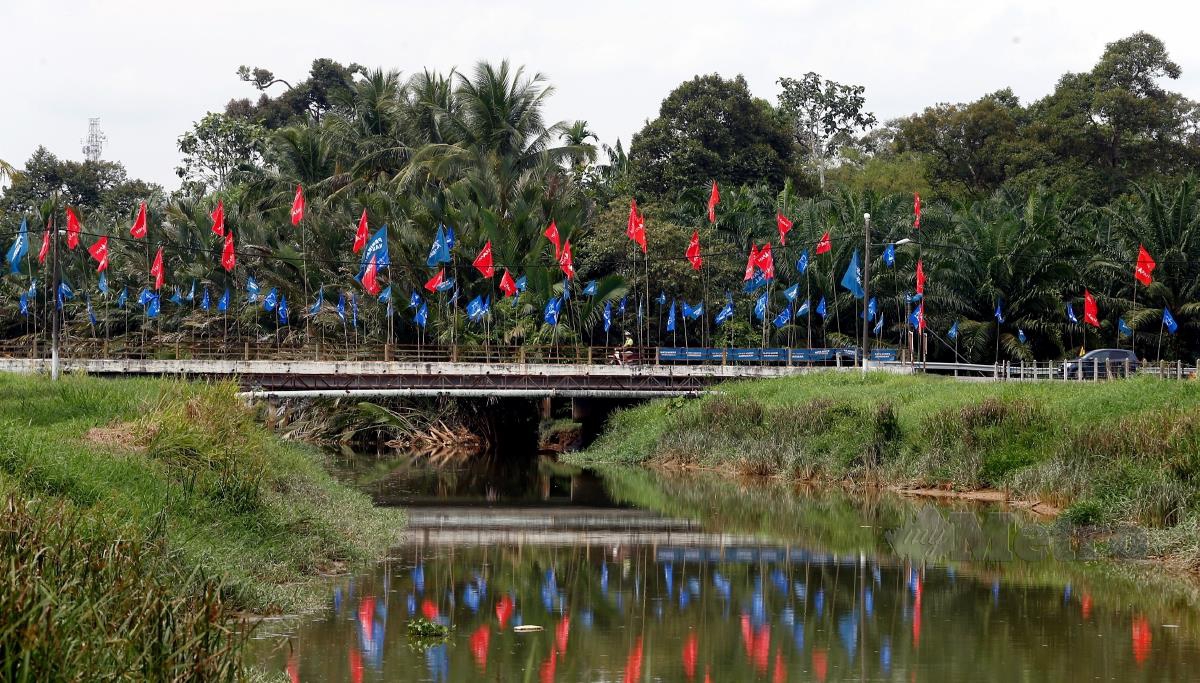 Kelihatan bendera-bendera parti bertanding yang dipasang di Jambatan Sungai Terap menjelang Pilihan Raya Negeri (PRN) Johor ke-15. FOTO HAIRUL ANUAR RAHIM
