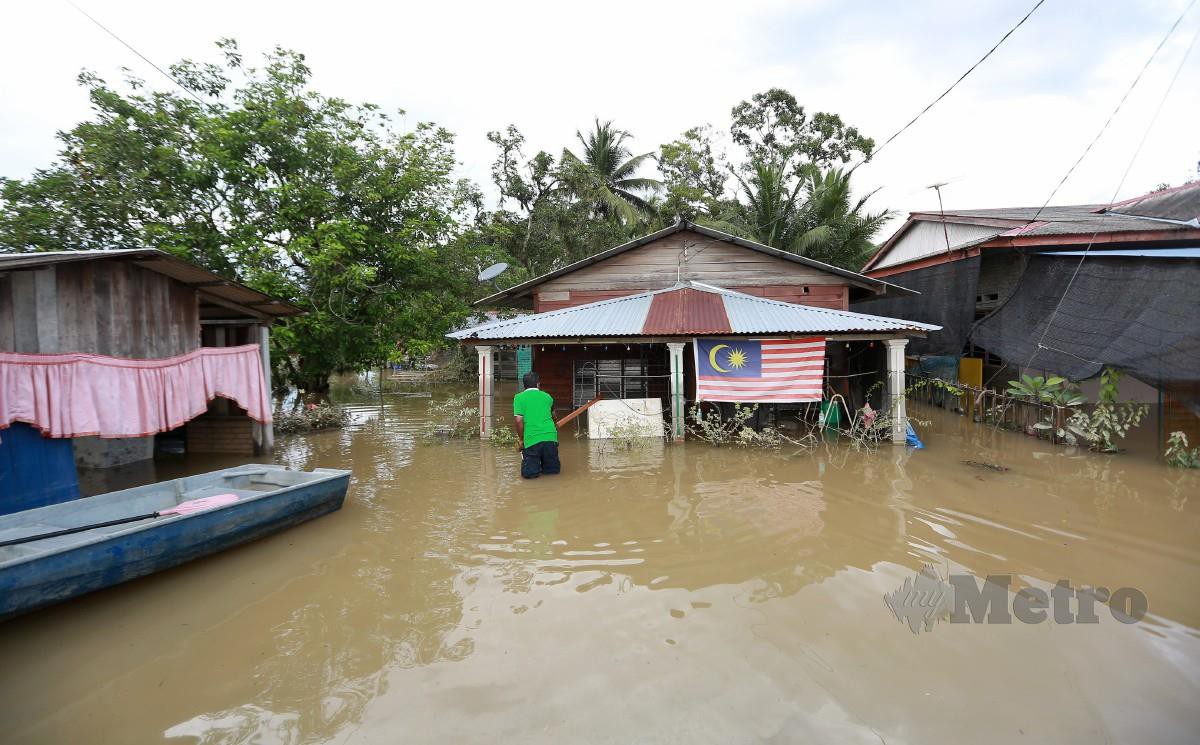 Keadaan banjir di Kampung Chikus, Teluk Intan semalam. Foto Sharul Hafiz Zam