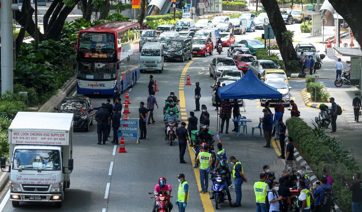 PDRM membuat pemeriksaan di SJR secara 'mobile' pada hari pertama pelaksanaan SPP sebagai sebahagian strategi bagi melandaikan lengkung penularan Covid-19 di SJR Jalan Ampang. FOTO AZIAH AZMEE
