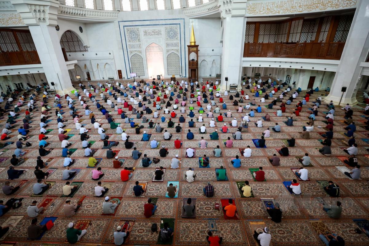 Selepas kecoh isu VIP 'booking' solat Jumaat, SOP baru bakal dilaksanakan di masjid & surau