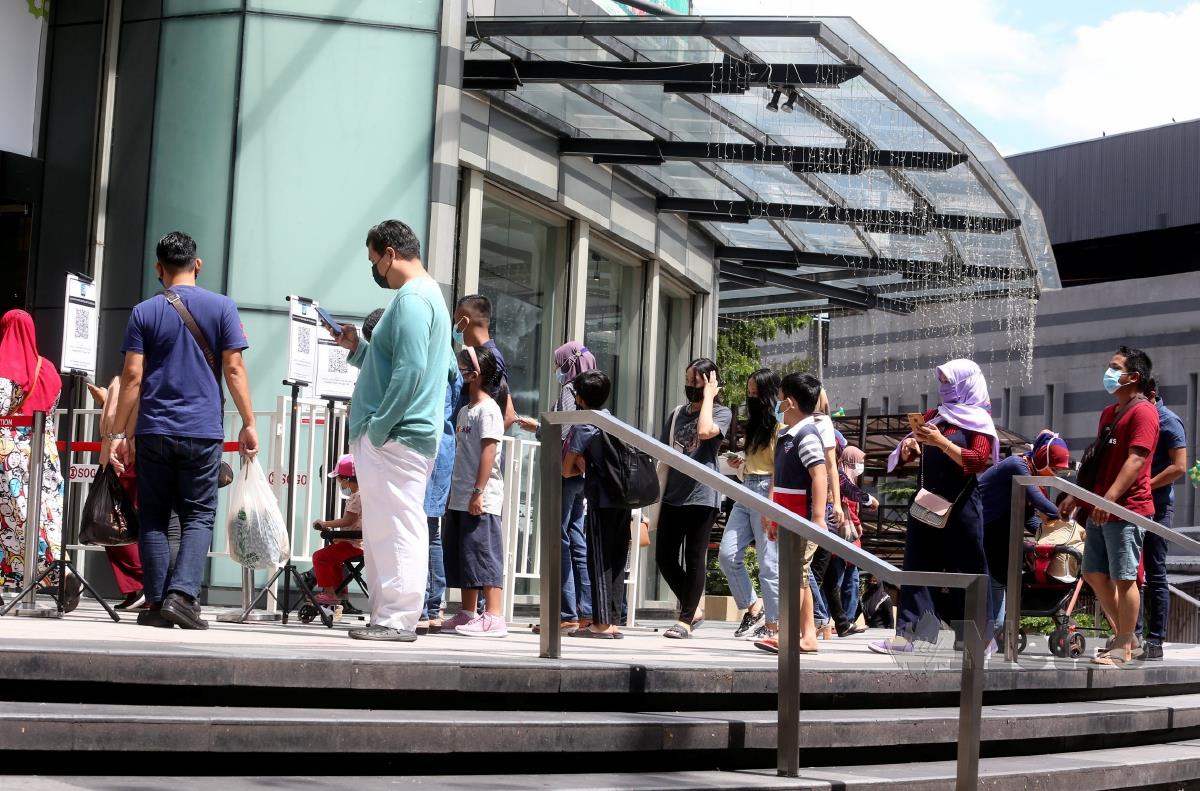 TINJAUAN orang ramai membeli-belah menjelang Aidilfitri di Jalan Tuanku Abdul Rahman, Kuala Lumpur. FOTO HAIRUL ANUAR RAHIM