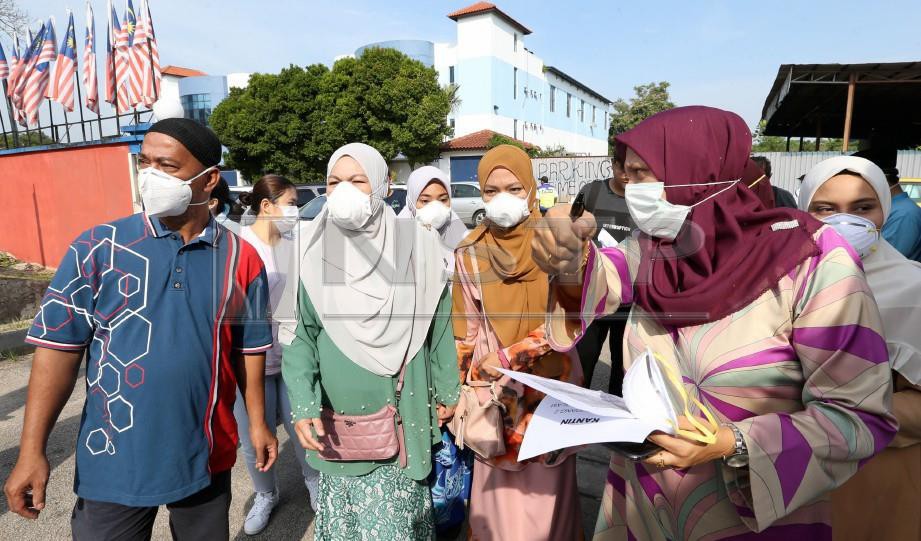 SEBAHAGIAN pelajar dan ibu bapa yang hadir ketika Penyerahan Keputusan Peperiksaan Sijil Pelajaran Malaysia (SPM) tahun 2018 bagi sekolah terjejas akibat bencana sisa bahan kimia, di Pejabat Pendidikan Daerah Pasir Gudang. FOTO Mohd Azren Jamaludin