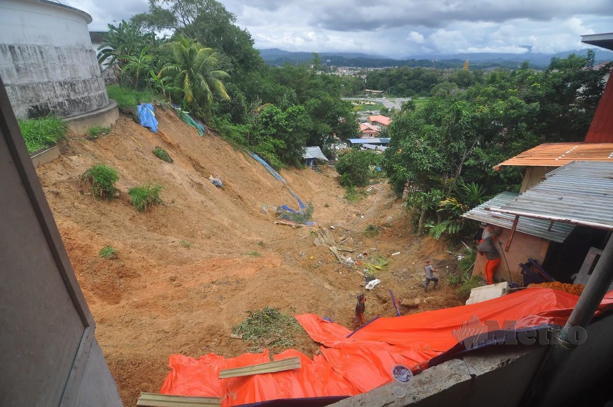 Keadaan di kawasan yang terjejas di lokasi tanah runtuh di Kampung Kopungit, Kota Kinabalu semalam. Foto Mohd Adam Arinin