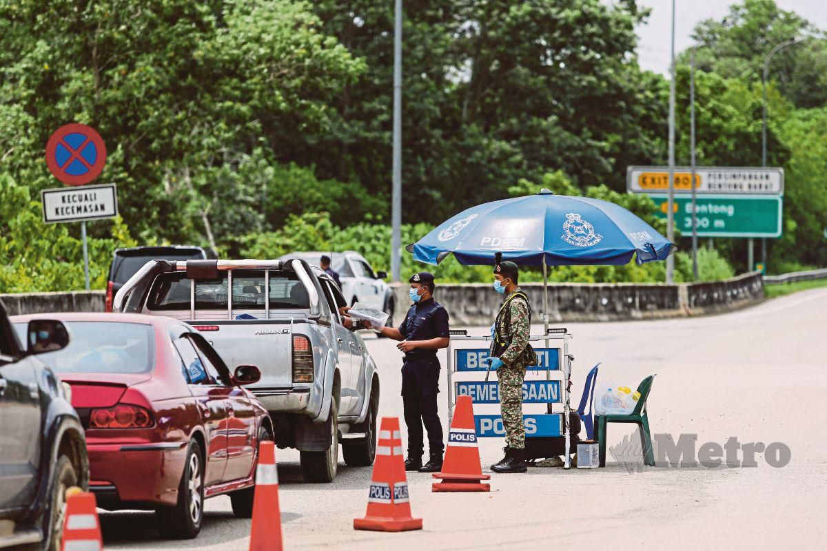 ANGGOTA polis memperketatkan SJR di Tol Bentong. FOTO Aswadi Alias