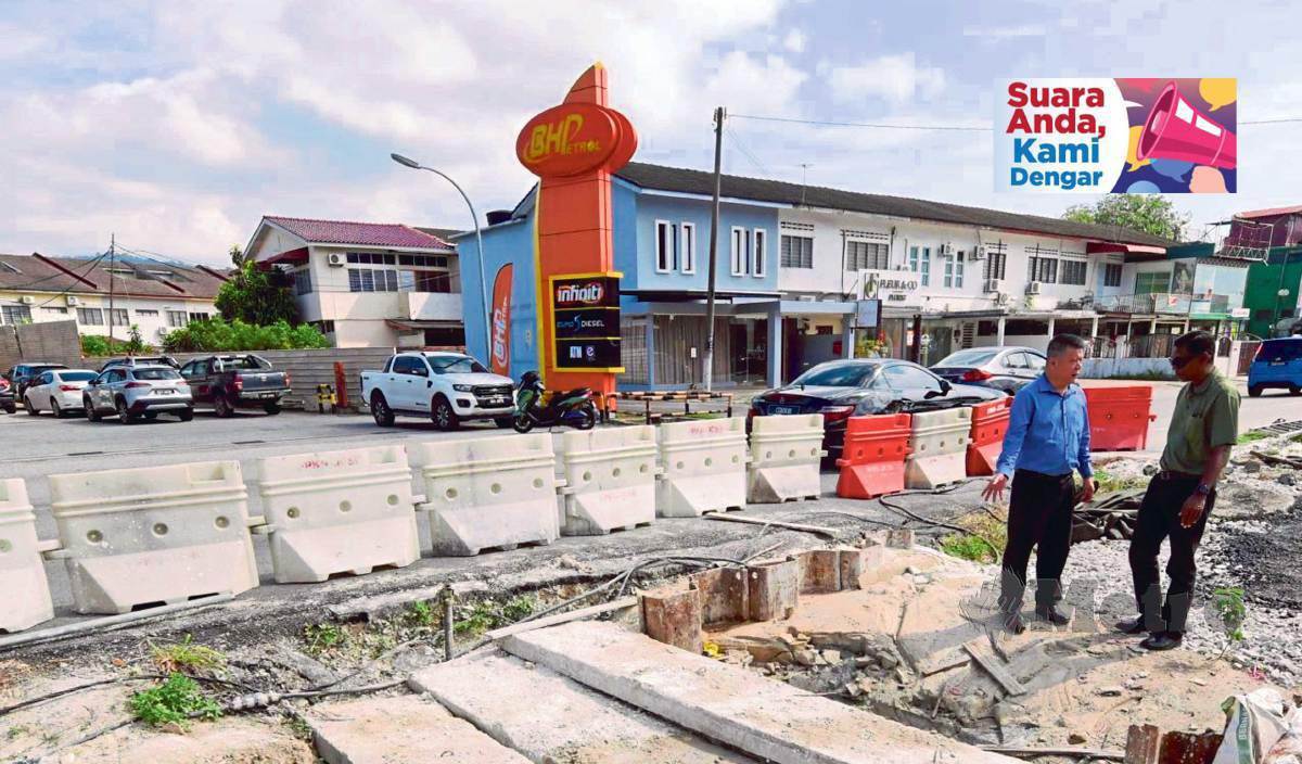 PENGERUSI Jawatankuasa Hal Ehwal Pengguna dan Sumber Manusia Pahang, Sim Chon Siang (kiri) ketika meninjau projek paip pembetungan di Jalan Teluk Sisek, Kuantan. FOTO Asrol Awang