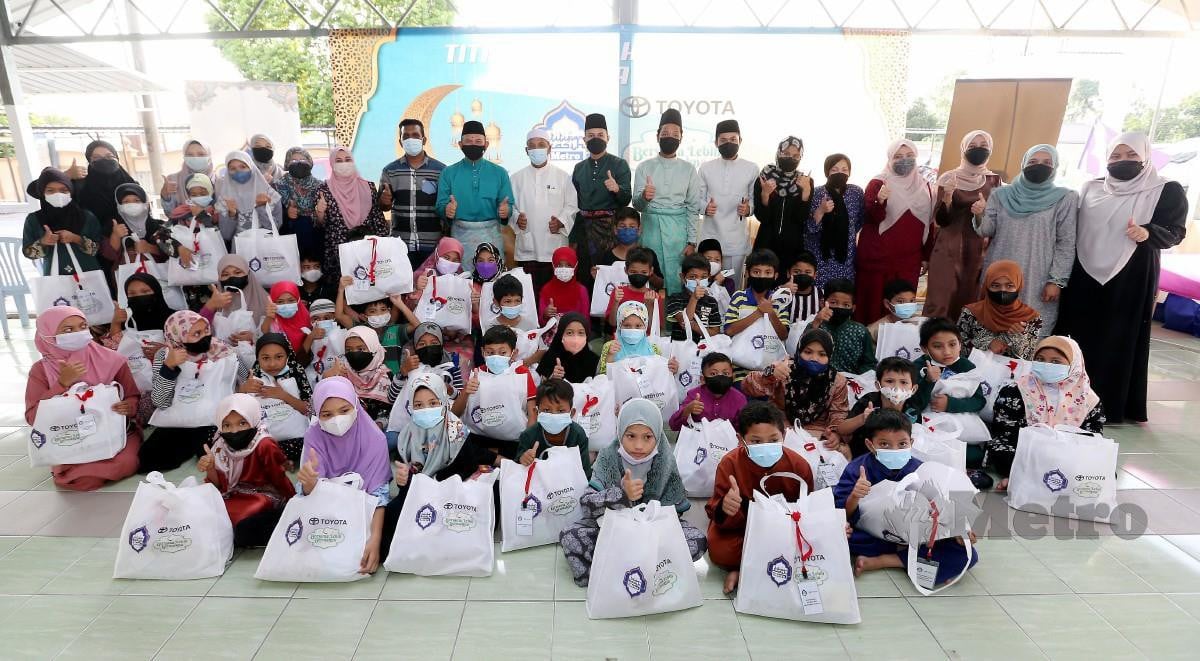 Harian Metro dan Toyota meraikan 50 anak yatim membuat persiapan menyambut Aidilfitiri dalam program TKHM. FOTO SAIFULLIZAN TAMADI.