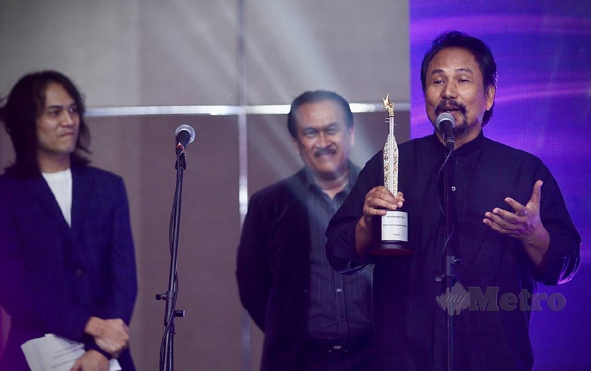 M Nasir menerima Anugerah Persembahan Lagu Melayu Terbanyak dan Anugerah Pencipta Dengan Pendapatan Tertinggi pada Anugerah MACP 2023 di Intercontinental Hotel Kuala Lumpur. FOTO AZHAR RAMLI