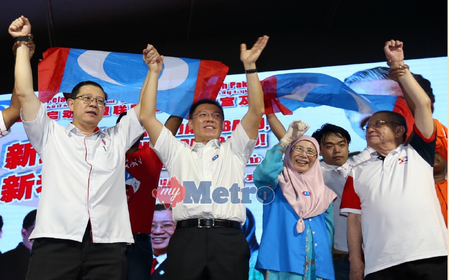 Lim (kiri) mengangkat tangan Nga sebagai calon pakatan pembangkang. FOTO Muhaizan Yahya