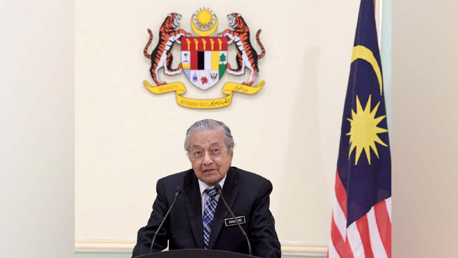 Tun Dr Mahathir menyampaikan kata-kata semangat kepada skuad kebangsaan Harimau Malaya di Bangunan Perdana Putra hari ini. FOTO BERNAMA  