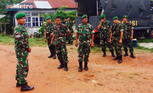 Anggota TNI siap siaga di Markas TNI AL Manggar untuk meneruskan operasi SAR selapas ditangguhkan kerana cuaca buruk. FOTO Shahrul Redzuan Zulkifli
