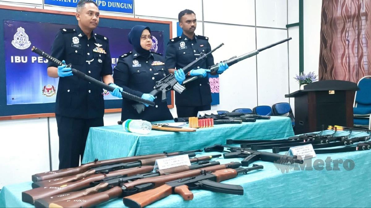 Ketua Polis Daerah Dungun, Superintendan Maizura Abdul Kadir (tengah) menunjukkan barangan rampasan. Foto Rosli Ilham