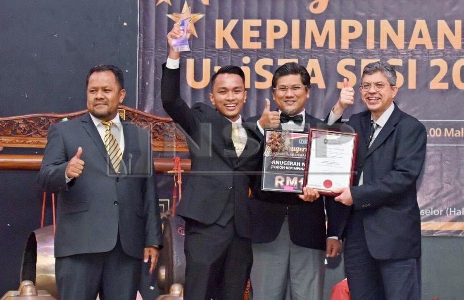 DR Ahmad Zubaidi (kanan) menyerahkan Anugerah Utama Tokoh Siswa 2018 kepada Muhammad Ammar Rafiq (dua dari kiri) pada Malam Anugerah Tokoh Kepimpinan Siswa 2018 UniSZA di Kuala Nerus. FOTO Ahmad Rabiul Zulkifli.
